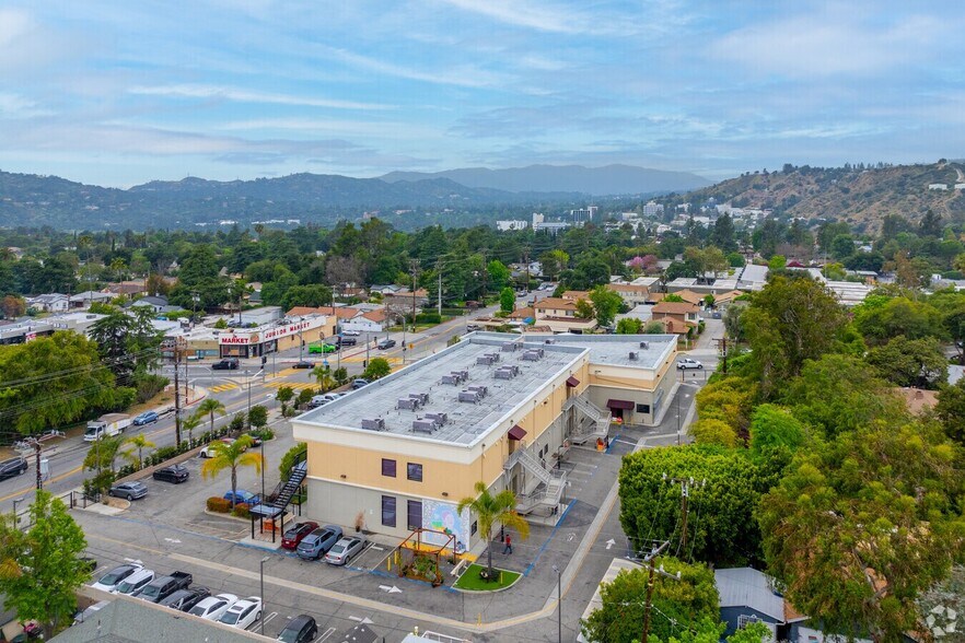 575 W Altadena Dr, Altadena, CA à louer - Photo du bâtiment - Image 3 de 9