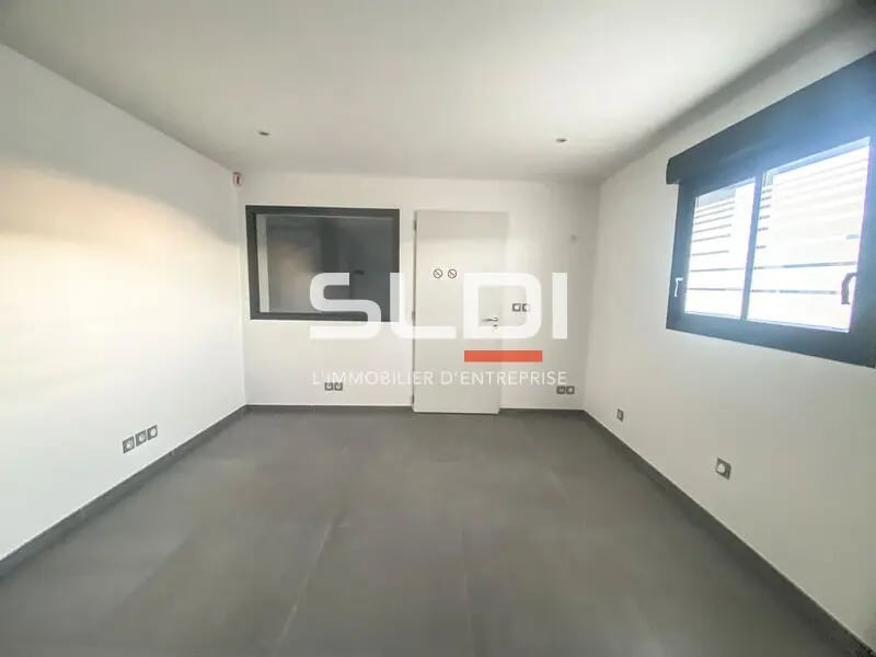 Rue De L'Aeropostale, Colombier-Saugnieu for lease Interior Photo- Image 1 of 4