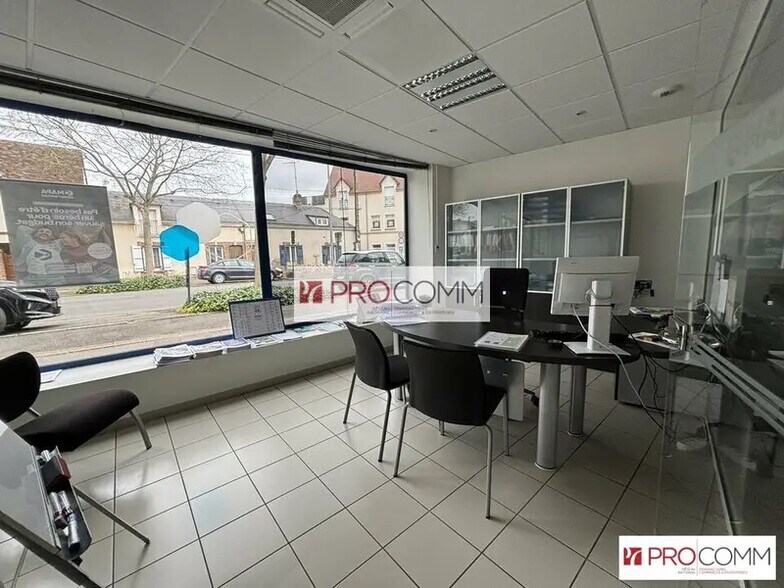 Retail in Luisant for lease - Interior Photo - Image 2 of 7