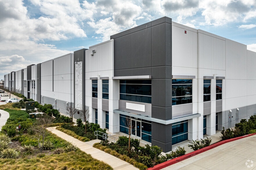 9863 Acacia St, Rancho Cucamonga, CA for lease - Building Photo - Image 2 of 10