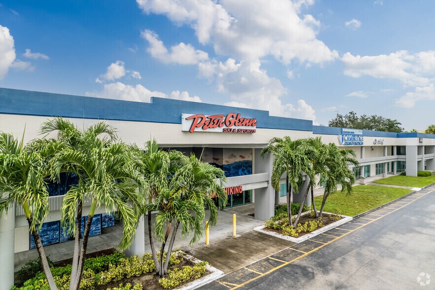900 Park Centre Blvd, Miami Gardens, FL à louer - Photo du bâtiment - Image 2 de 22