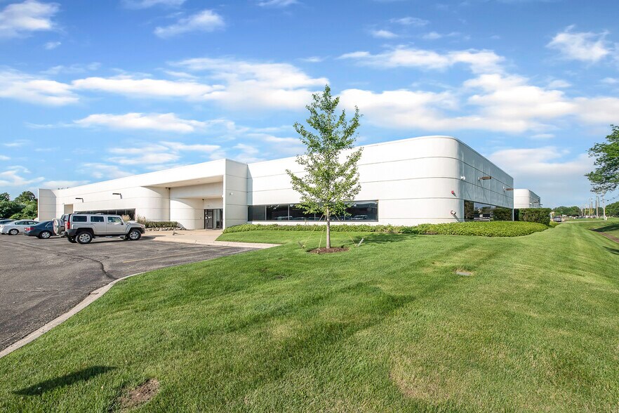 38555 Hills Tech Dr, Farmington Hills, MI à louer - Photo du bâtiment - Image 2 de 9