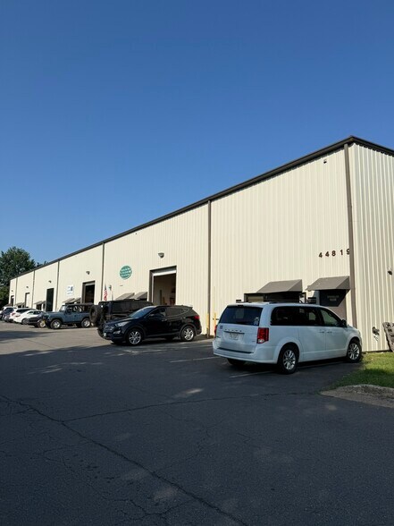 44819 Acacia Ln, Sterling, VA à vendre - Photo du bâtiment - Image 2 de 11