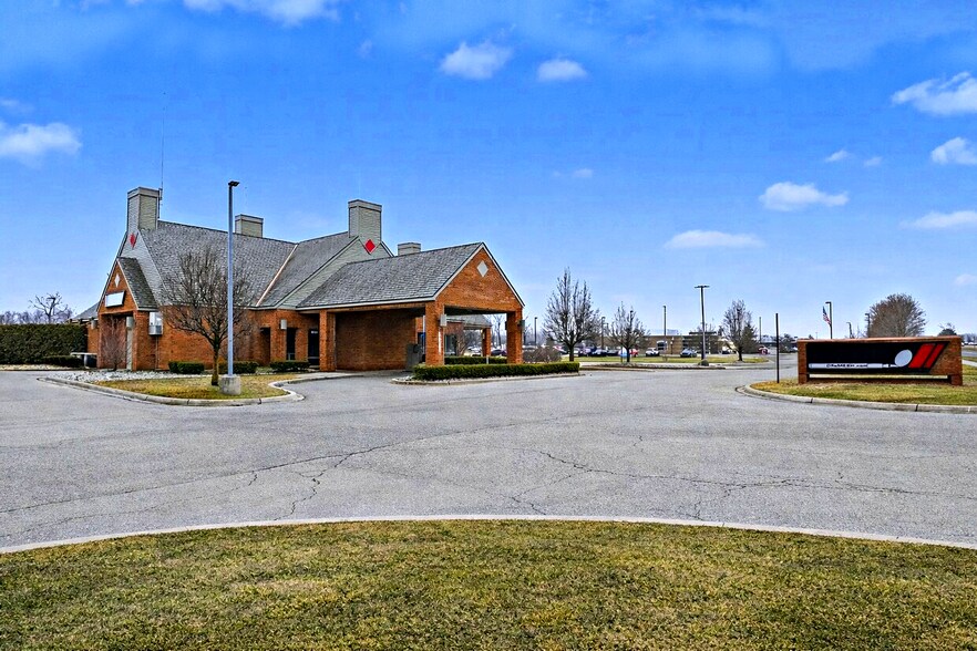 15555 Silver Pky, Fenton, MI à louer - Photo du bâtiment - Image 3 de 6