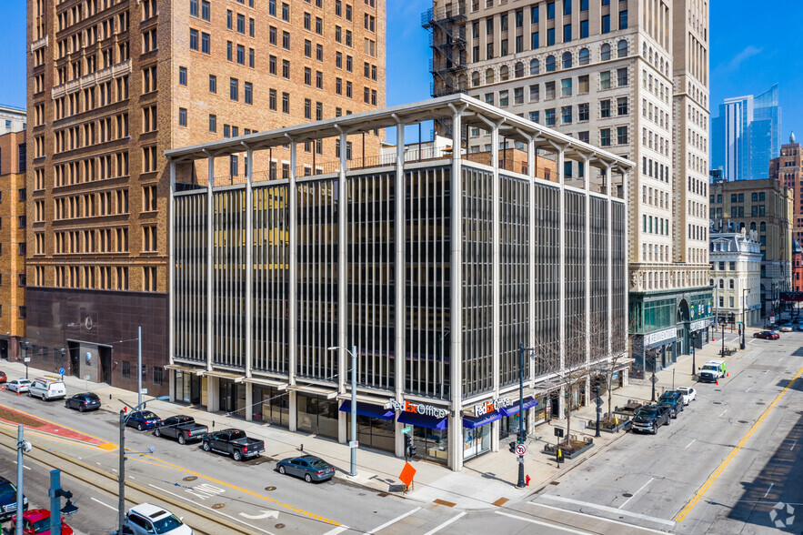 312 E Wisconsin Ave, Milwaukee, WI for lease - Primary Photo - Image 1 of 37