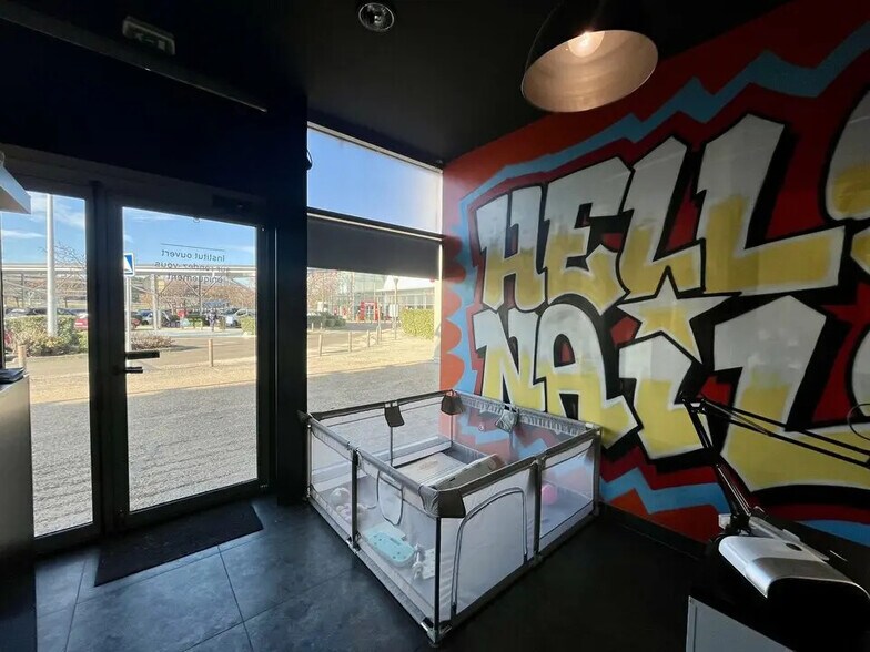 Retail in Saint-Laurent-des-Arbres for lease - Building Photo - Image 2 of 5