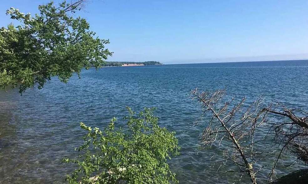 244 Eagles Nest Rd, Marquette, MI for sale - Primary Photo - Image 1 of 3