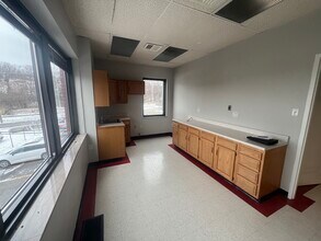 150 Hillside Dr, Bethel Park, PA for lease Interior Photo- Image 2 of 11