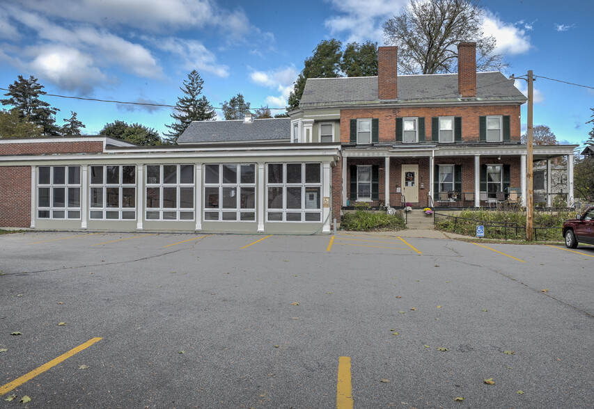 70 Court St, Keene, NH à vendre - Photo principale - Image 1 de 1