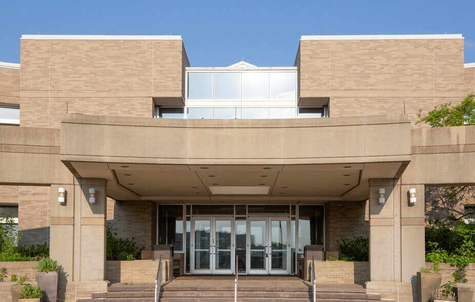 1 Oakridge Dr, Chaska, MN à louer - Photo du bâtiment - Image 2 de 20