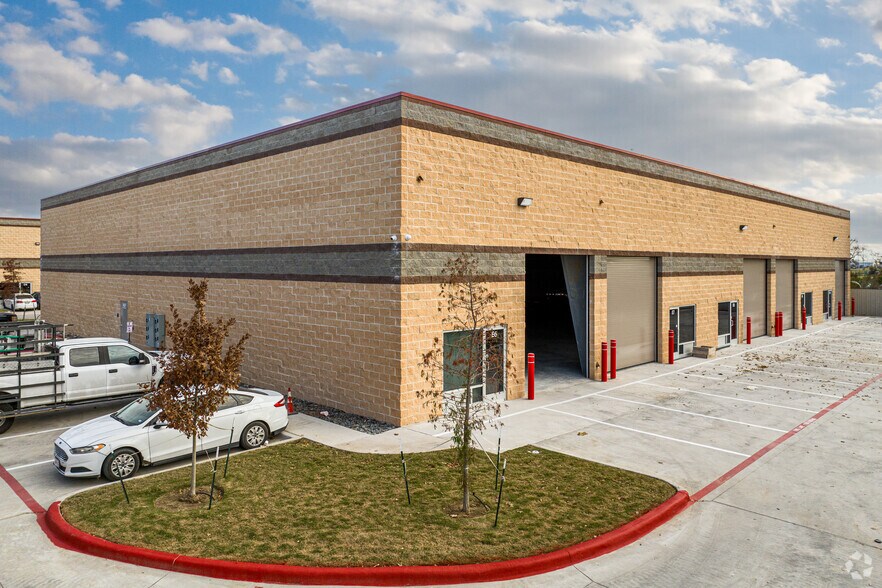 985 E State Hwy 121, Lewisville, TX à louer - Photo du bâtiment - Image 3 de 9