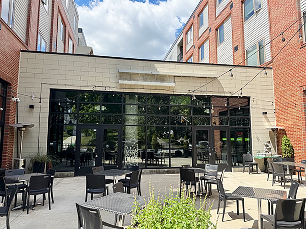 5858 N College Ave, Indianapolis, IN à louer Photo du bâtiment- Image 1 de 6