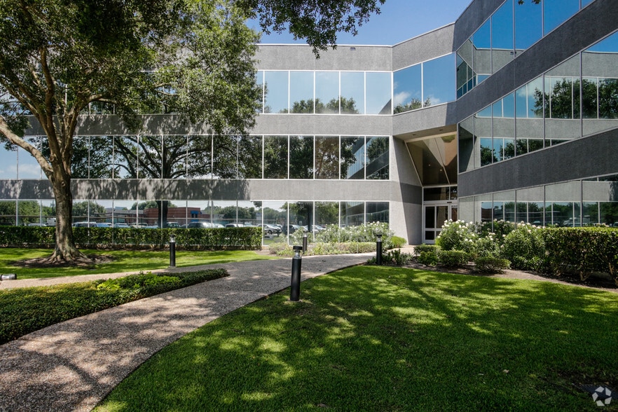 800 Wilcrest Dr, Houston, TX à louer - Photo du bâtiment - Image 2 de 8