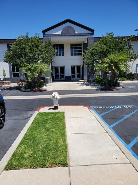 4700 E Walnut Ave, Orange, CA à vendre - Photo du bâtiment - Image 2 de 102