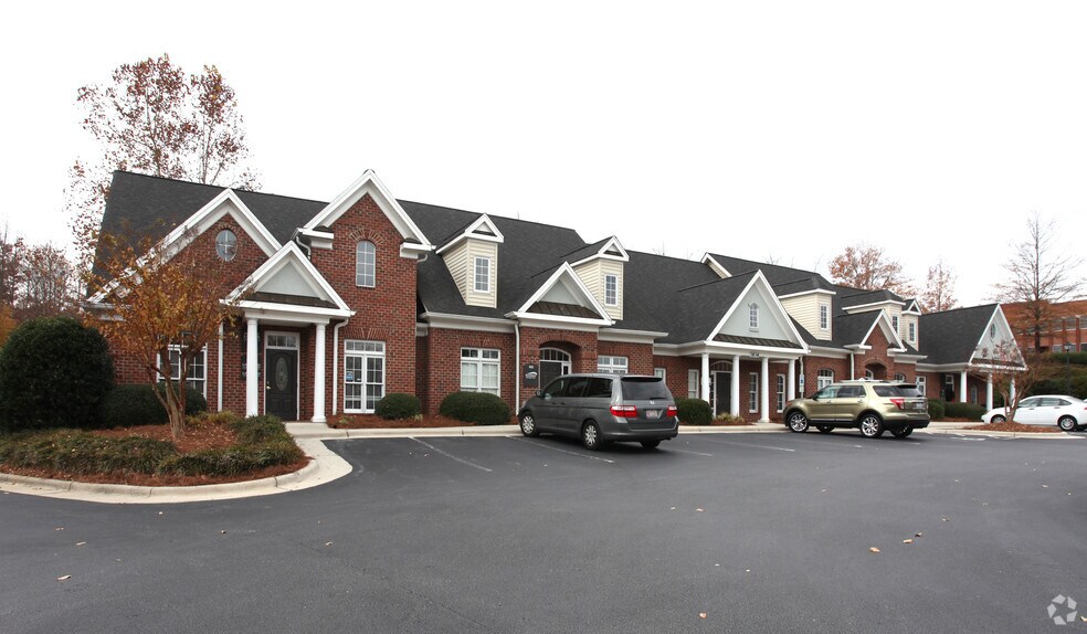 1836 Eastchester Dr, High Point, NC à louer - Photo du bâtiment - Image 3 de 24