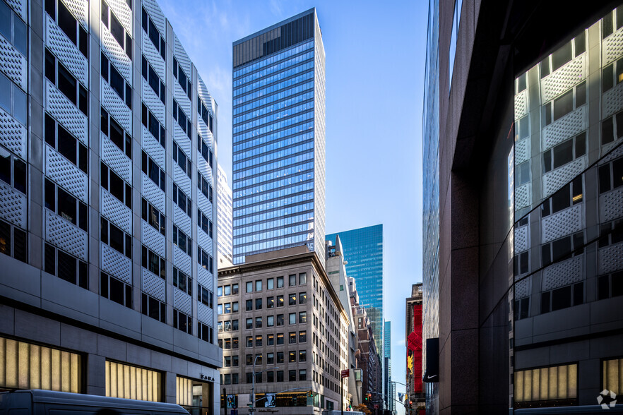 10 E 53rd St, New York, NY à louer - Photo du bâtiment - Image 1 de 5