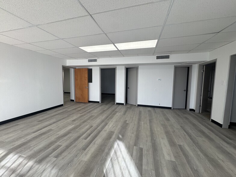 204 N WW White Rd, San Antonio, TX à louer - Photo du bâtiment - Image 2 de 13