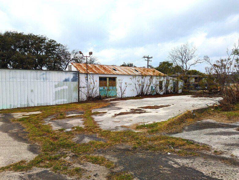 4437 Fredericksburg Rd, San Antonio, TX for lease - Building Photo - Image 2 of 4