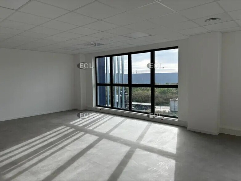 Flex in Villebon-sur-Yvette for lease - Interior Photo - Image 3 of 10