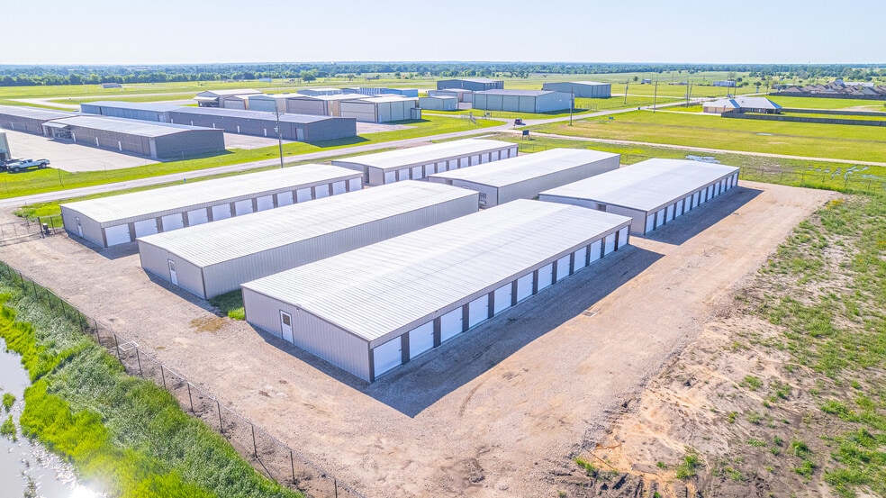 906 FAIRWAY DR. NAVASOTA, Navasota, TX à vendre - Photo du bâtiment - Image 2 de 4