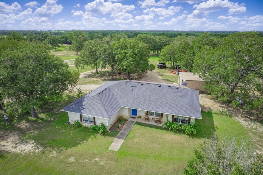 1650 County Road 439, Thorndale, TX à vendre - Photo du bâtiment - Image 2 de 41