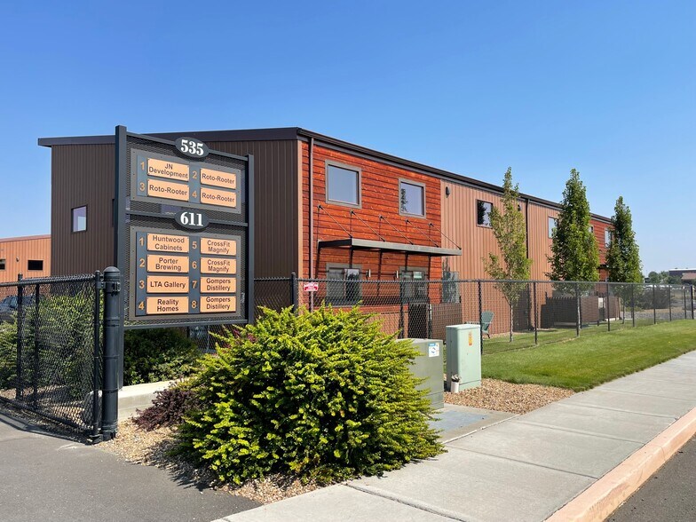 611 NE Jackpine Ct, Redmond, OR à louer - Photo du bâtiment - Image 2 de 19