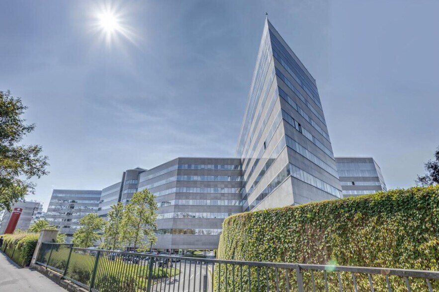 32 Avenue Pablo Picasso, Nanterre à louer - Photo du bâtiment - Image 2 de 16