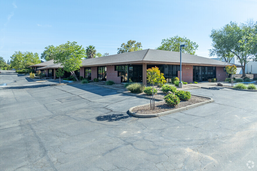 7803 Madison Ave, Citrus Heights, CA à louer - Photo du bâtiment - Image 1 de 16