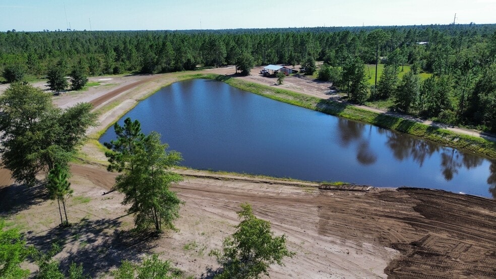 17619 Edwards Rd, Fountain, FL à vendre - Photo du bâtiment - Image 2 de 8