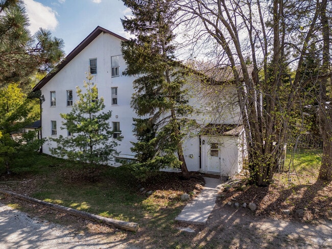 Plus de détails pour 210 Arlberg Cres, Blue Mountains, ON - Spécialité à vendre