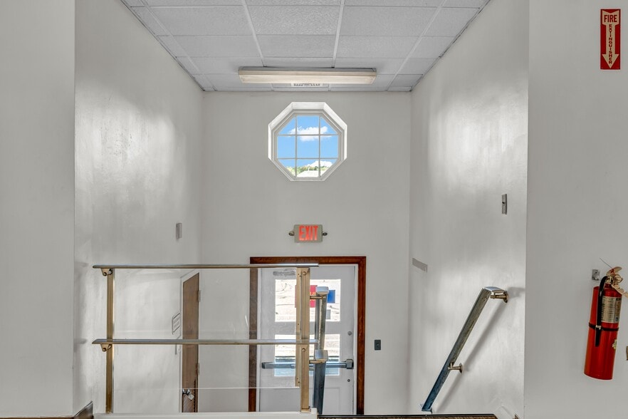 159 Greenwood Ave, Bethel, CT à vendre - Photo du bâtiment - Image 2 de 38