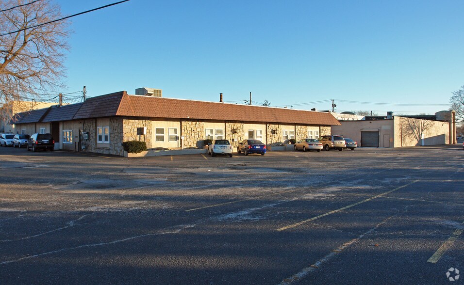 250-260 W Old Country Rd, Hicksville, NY for lease - Building Photo - Image 2 of 16