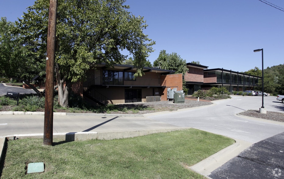 217 E Dickson St, Fayetteville, AR for lease - Building Photo - Image 2 of 8