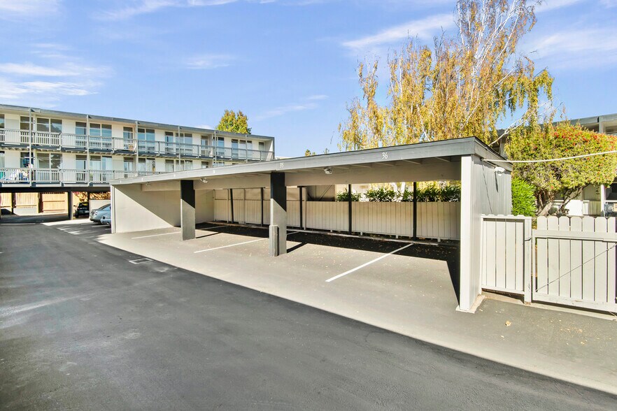 1775 Marco Polo Way, Burlingame, CA à vendre - Photo du bâtiment - Image 3 de 23