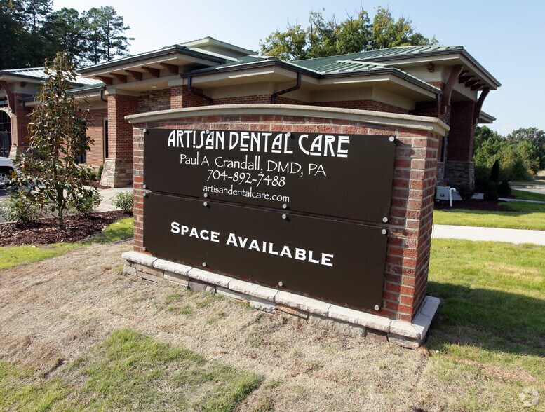 19735 Kunkleman Dr, Cornelius, NC à louer - Photo du bâtiment - Image 3 de 5