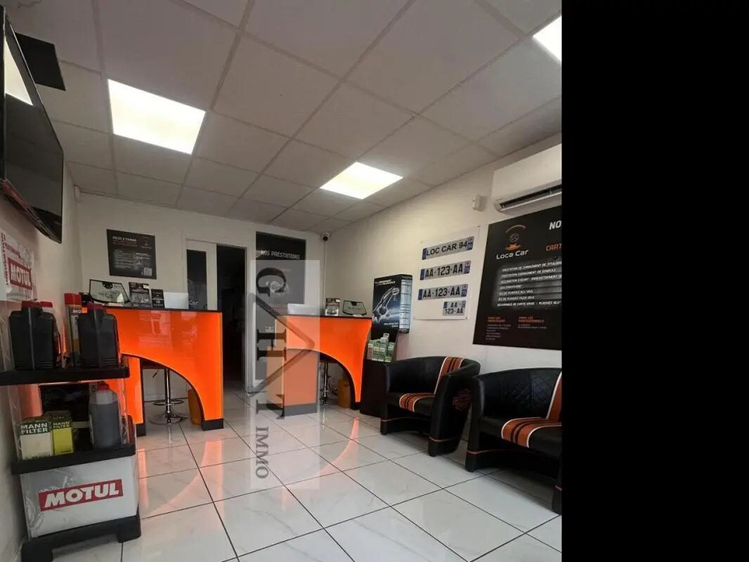 Retail in Créteil for lease Interior Photo- Image 1 of 6