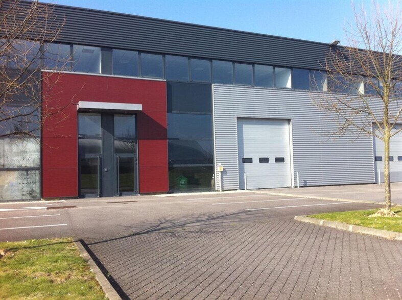 Flex dans Élancourt à louer - Photo du bâtiment - Image 1 de 4