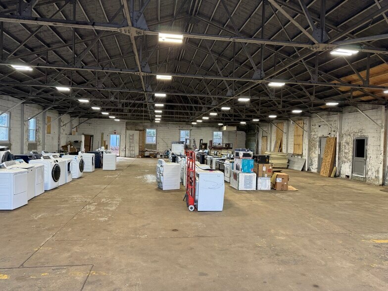 87 Whiting St, Plainville, CT à vendre - Photo du bâtiment - Image 2 de 5