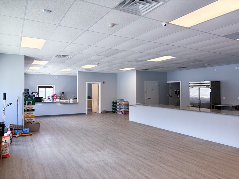 4 Commerce Way, Milton, NH à louer - Photo du bâtiment - Image 2 de 15