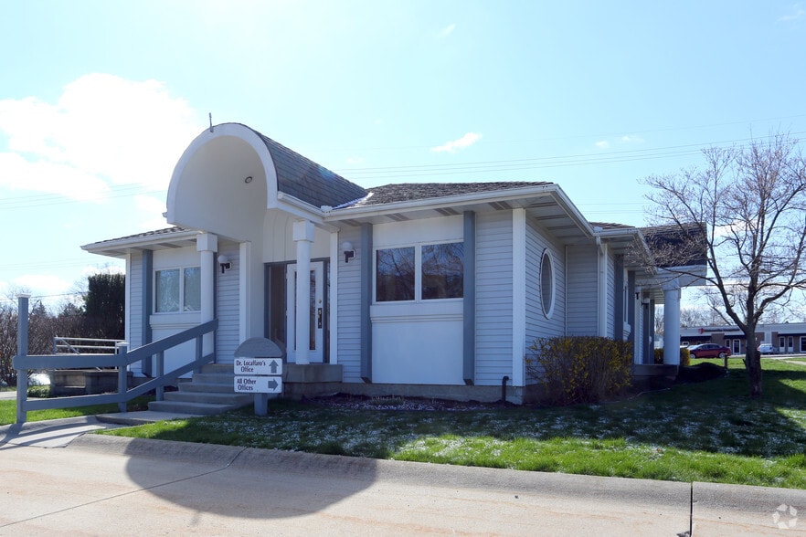 727 Graham Rd, Cuyahoga Falls, OH à vendre - Photo du bâtiment - Image 3 de 22