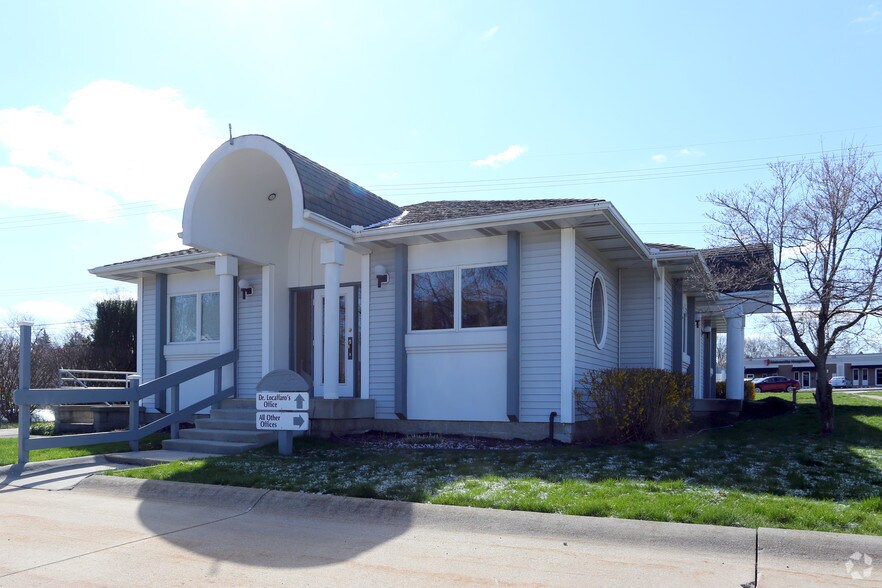 727 Graham Rd, Cuyahoga Falls, OH à vendre - Photo du bâtiment - Image 3 de 22