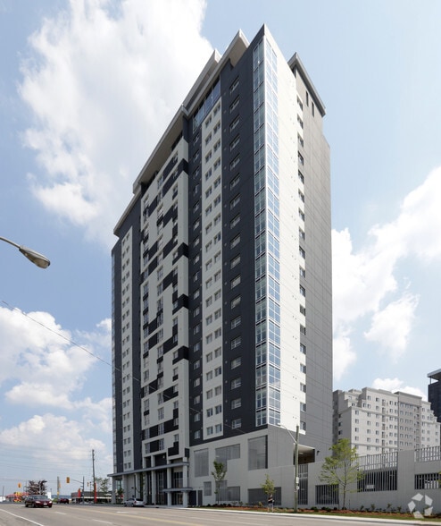 1 Columbia St W, Waterloo, ON à louer - Photo du bâtiment - Image 3 de 8