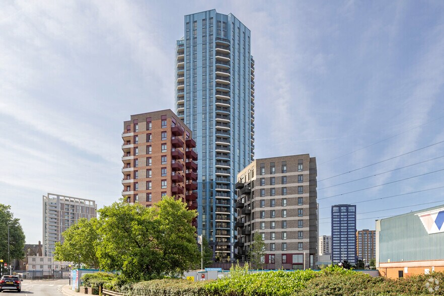 300 Manor Rd, Londres à louer - Photo du bâtiment - Image 2 de 4