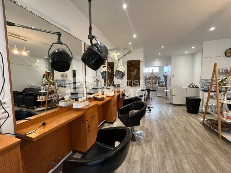 Retail in Sainte Genevieve Des Bois for lease - Interior Photo - Image 2 of 8