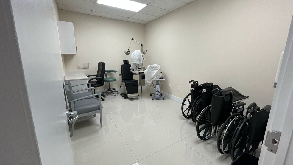 400-488 NE 125th St, North Miami, FL à louer - Photo intérieure - Image 2 de 12