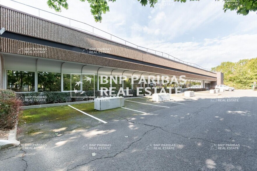 Office in Trappes for lease - Building Photo - Image 2 of 36