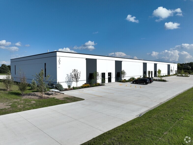 205 E Morrissy Dr, Elkhorn, WI for lease - Primary Photo - Image 1 of 6