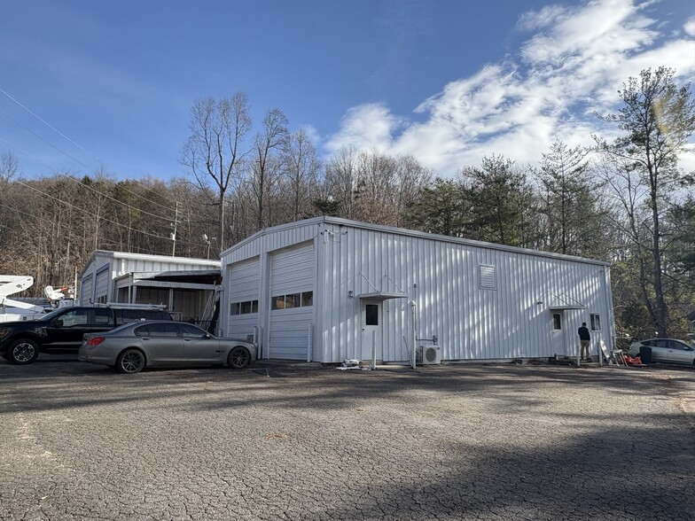 329 Gashes Creek Rd, Asheville, NC à vendre - Photo du bâtiment - Image 1 de 40