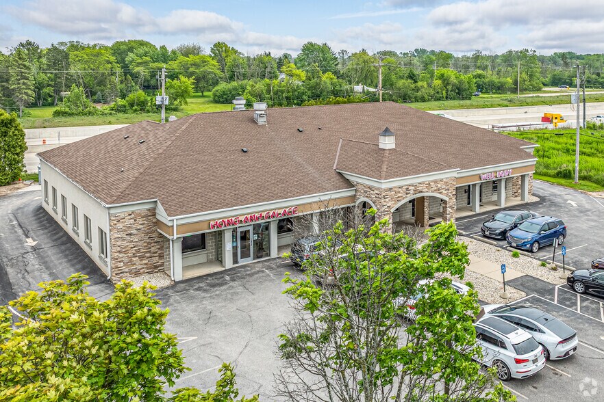 10040-10046 N Port Washington Rd, Mequon, WI à vendre - Photo du bâtiment - Image 3 de 21
