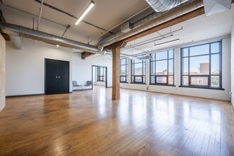 639 Queen St W, Toronto, ON à louer Photo du bâtiment- Image 2 de 6